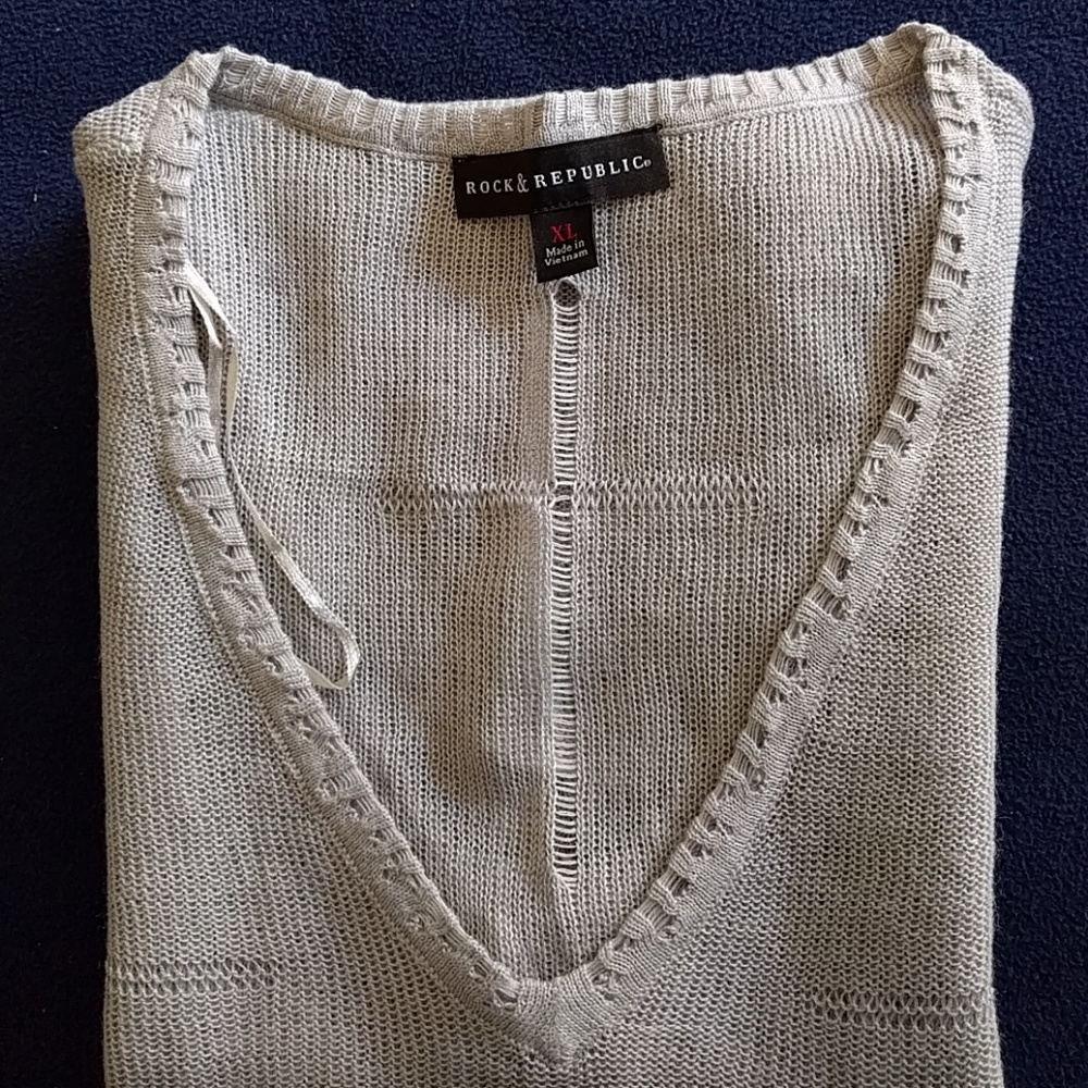 Knitted pullover.